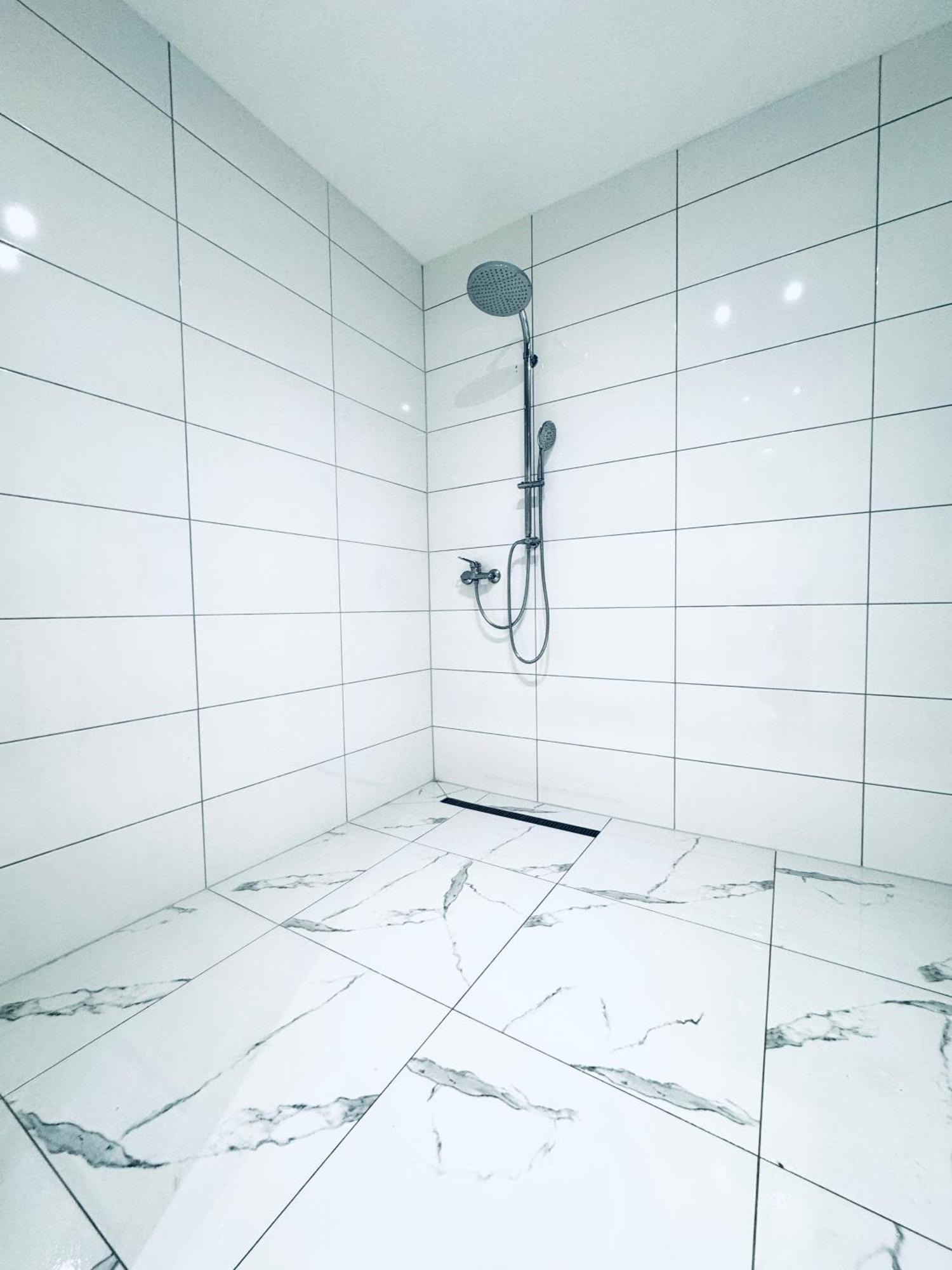 Apartment Comfy & Cozy 4br Shared Next To Kaufpark Alterlaa Vienna