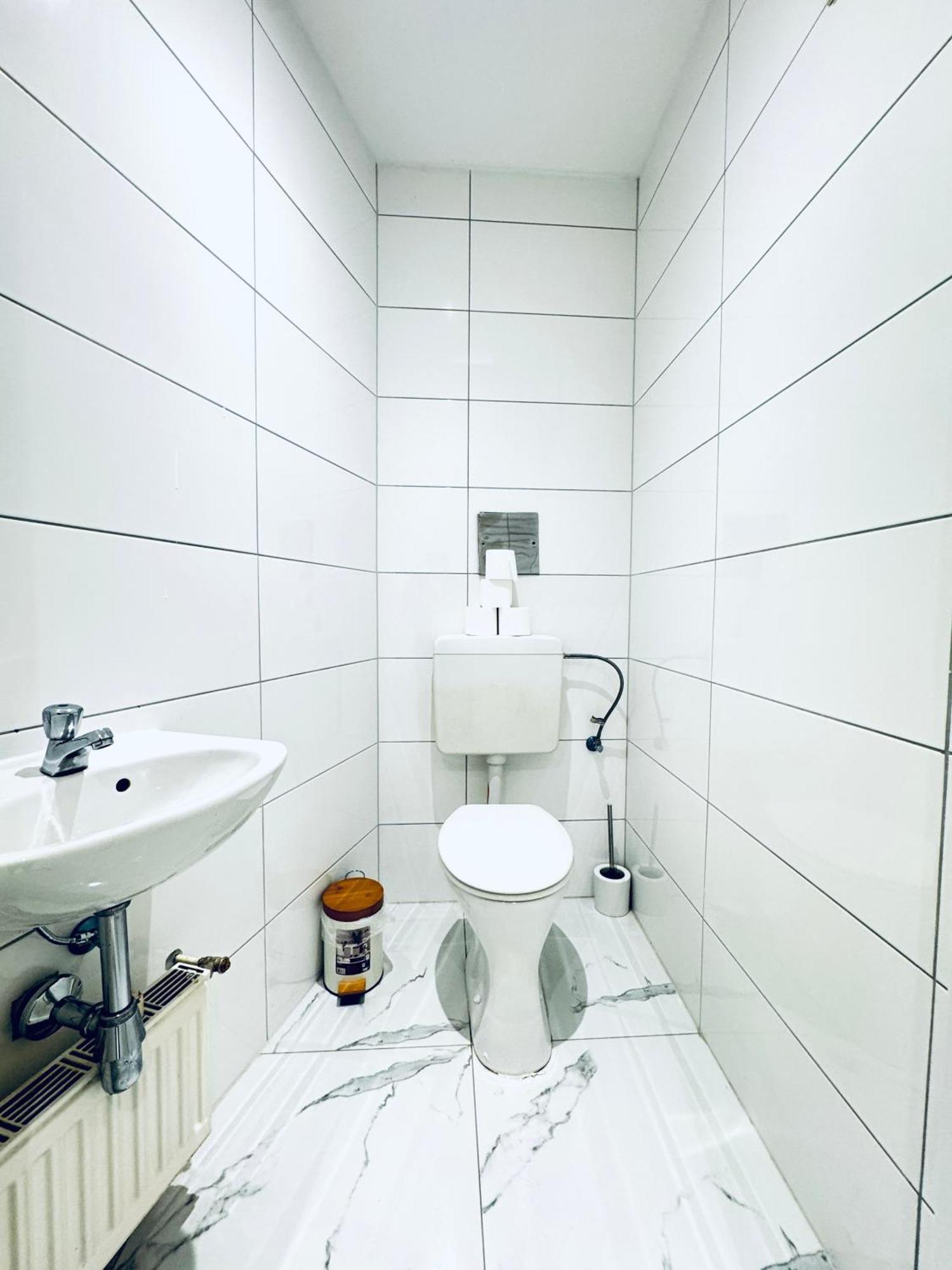 Comfy & Cozy 4br Shared Next To Kaufpark Alterlaa Vienna