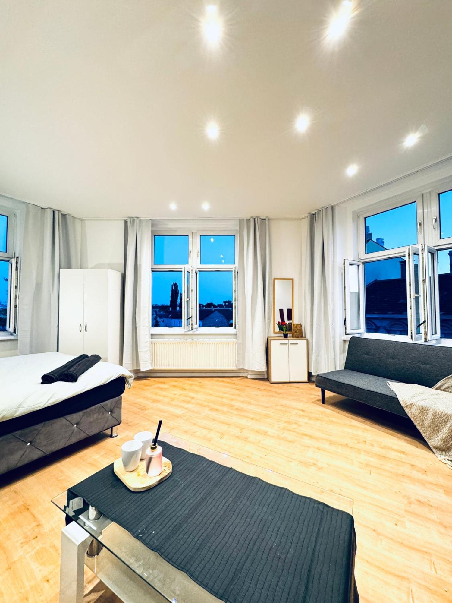 Apartment Comfy & Cozy 4br Shared Next To Kaufpark Alterlaa *