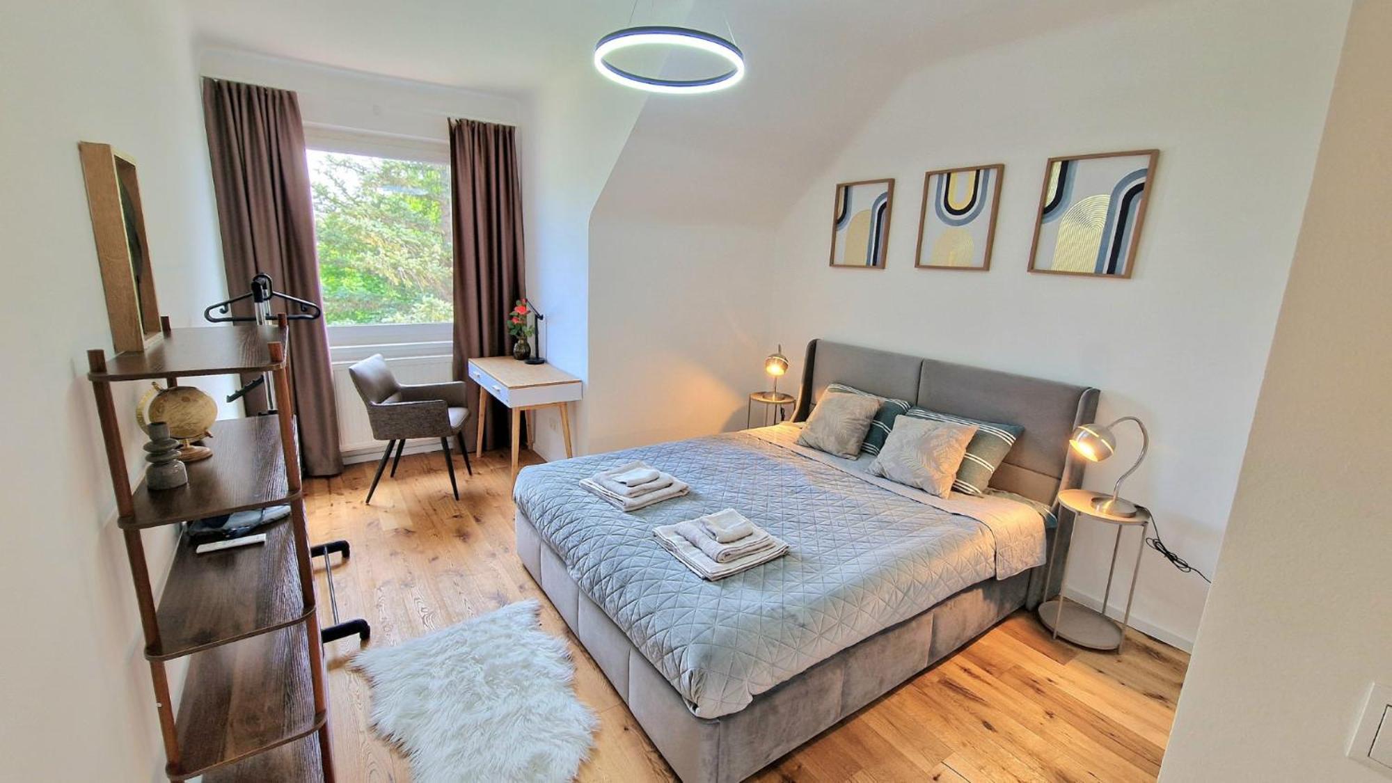 Cozy Next To Subway Station & Parking *