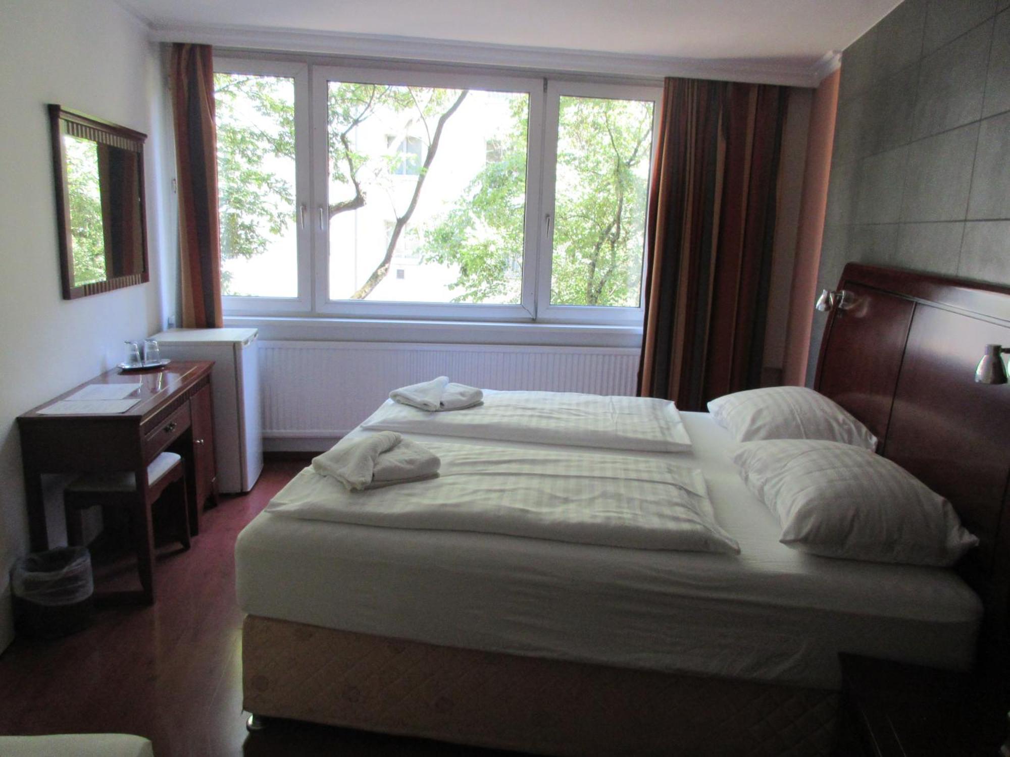 Hotel Attache L Contactless Check-in