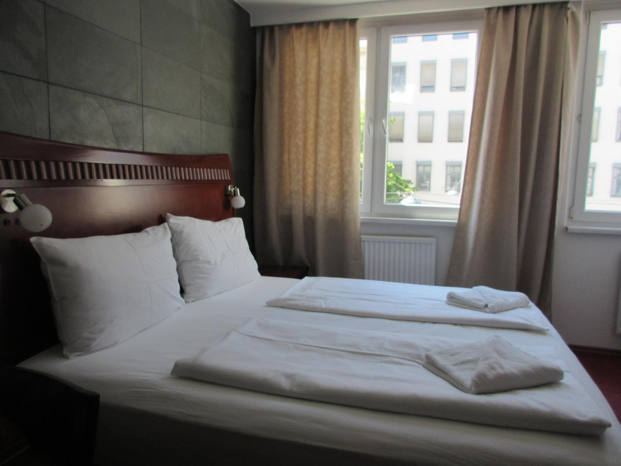 Attache L Contactless Check-in 3* Vienna
