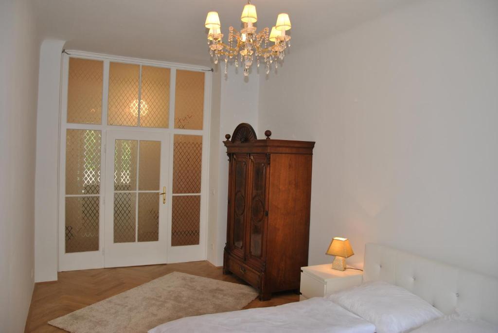 Schoenbrunn Park Apartment *