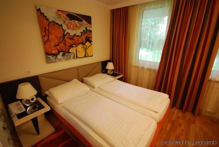 Hotel Attache L Contactless Check-in
