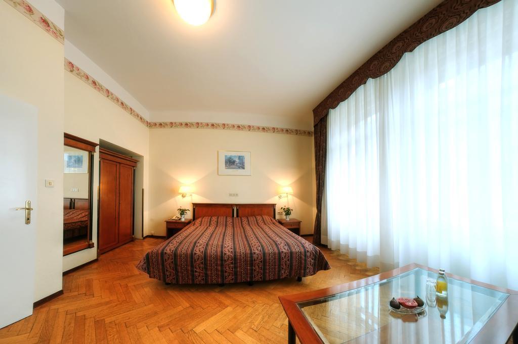 Hotel Carlton Opera