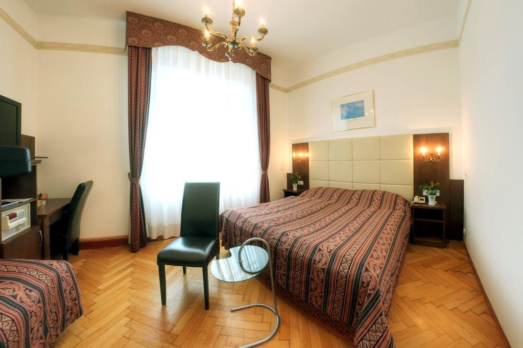Hotel Carlton Opera
