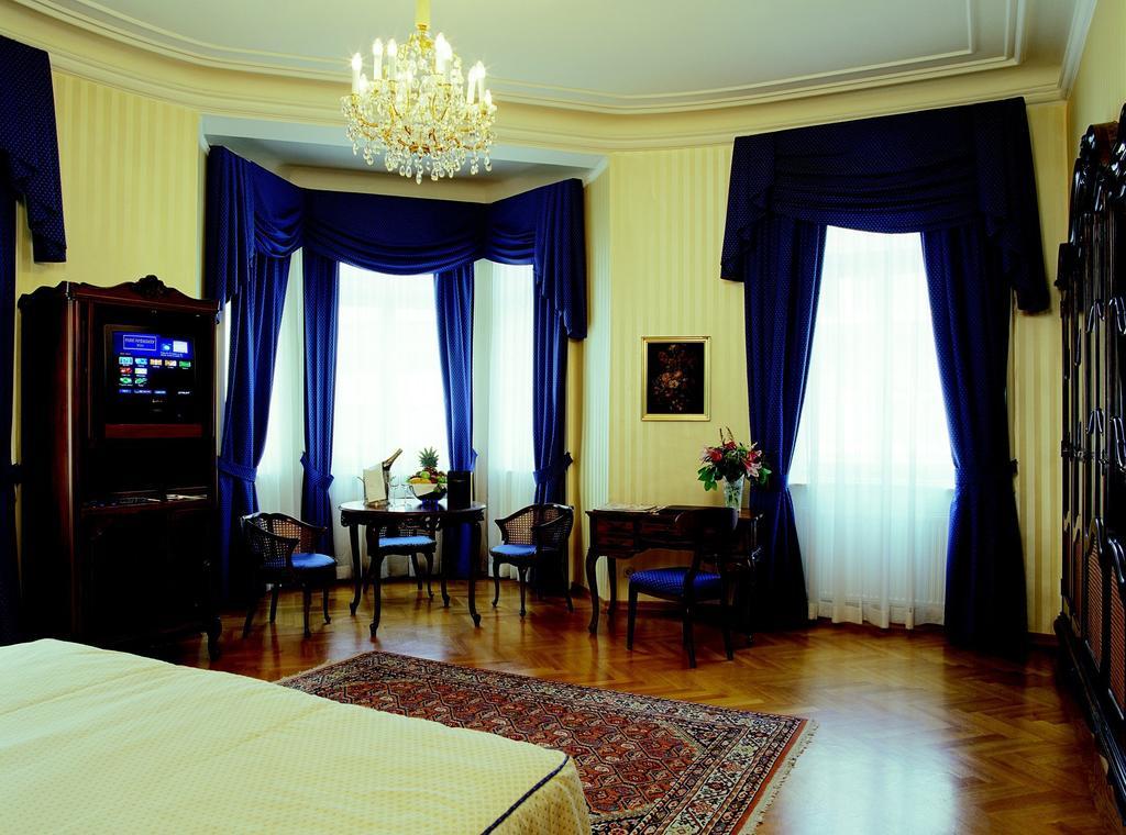Hotel Ambassador