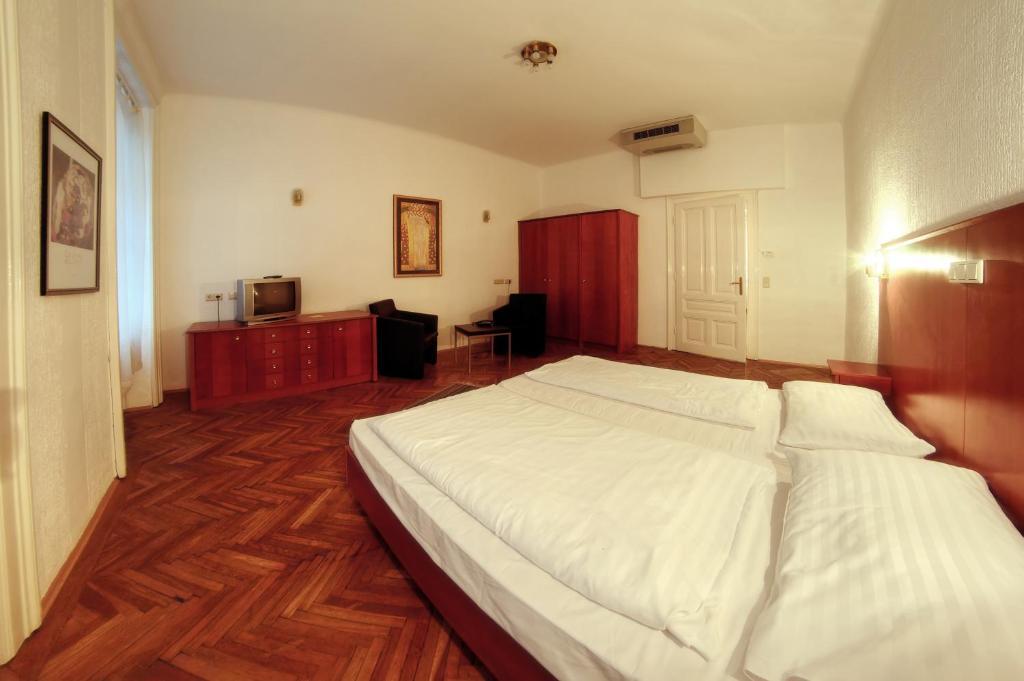Carlton Opera Hotel