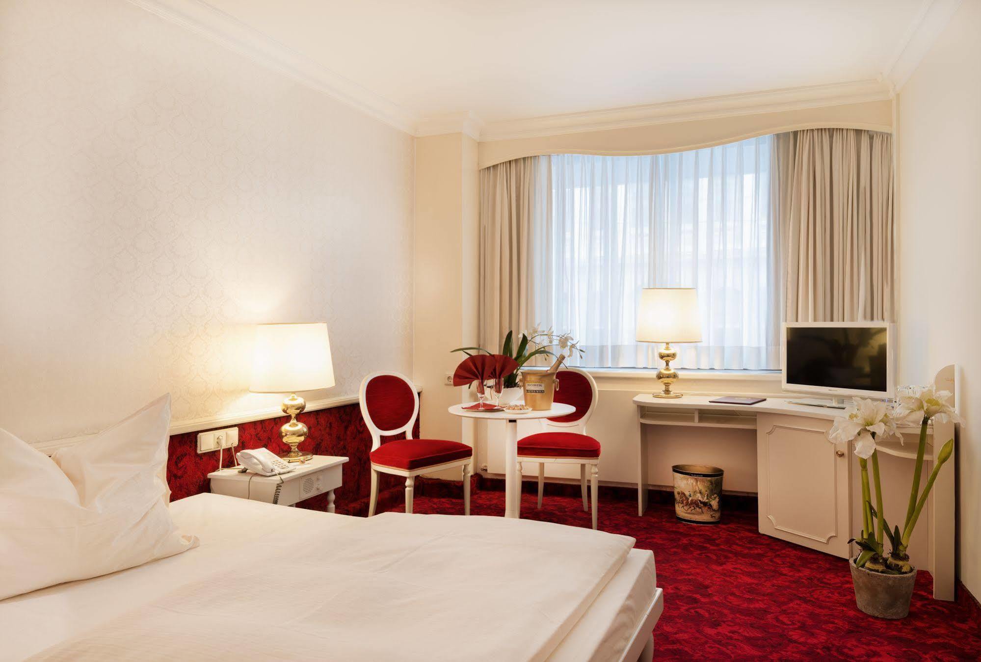 Elaya Center Hotel 4*