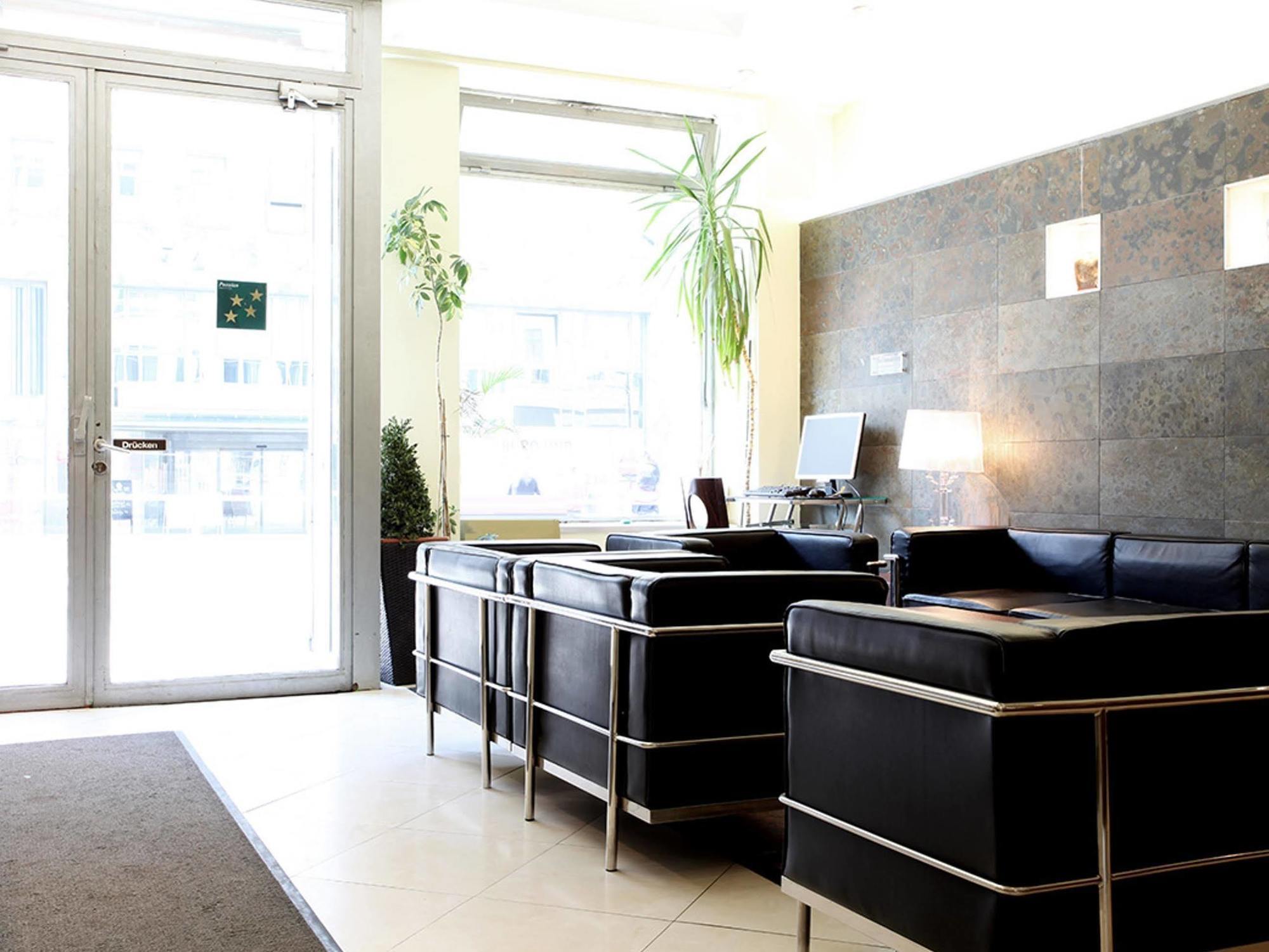 Attache L Contactless Check-in 3* Viena