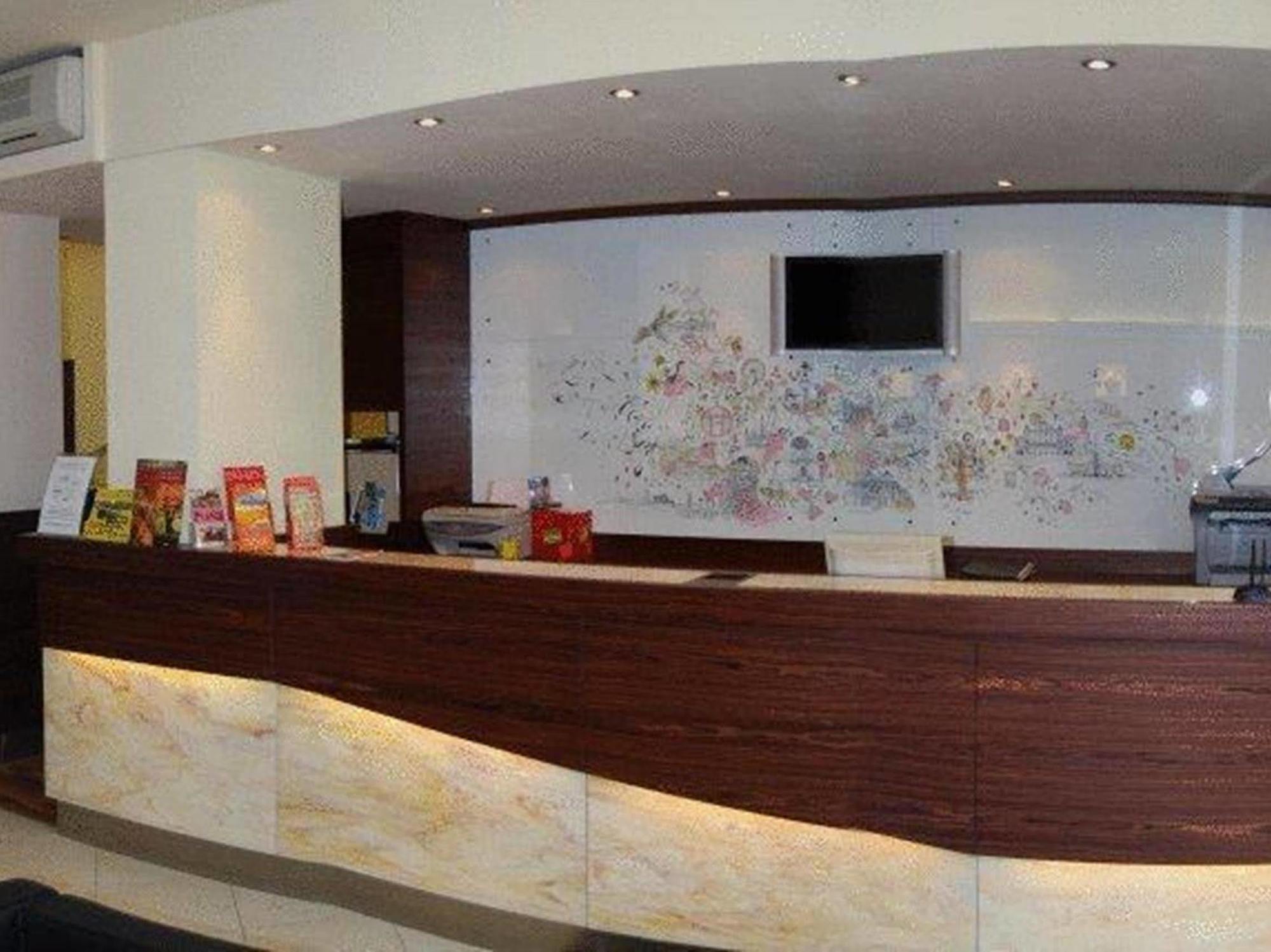 Attache L Contactless Check-in 3* Viena