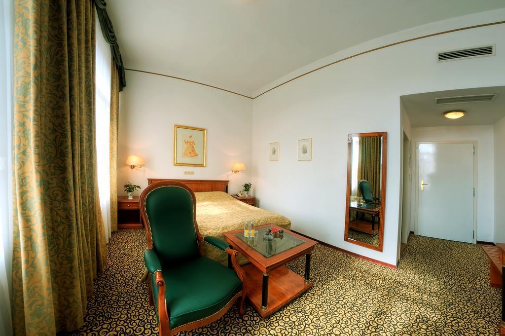 Carlton Opera Hotel 3*