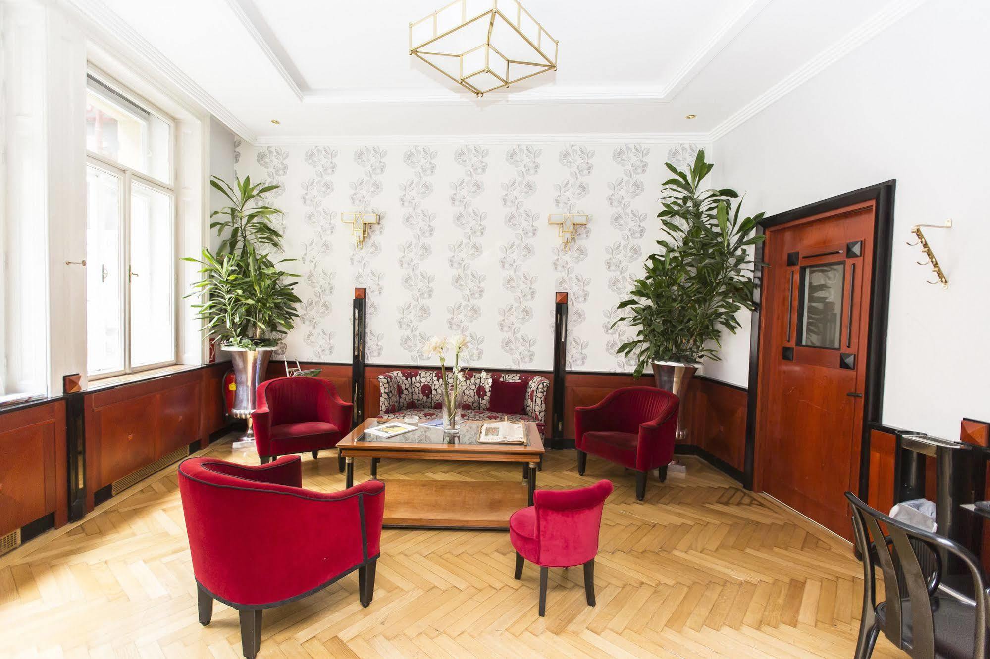 Aparthotel Carlton Opera 3*