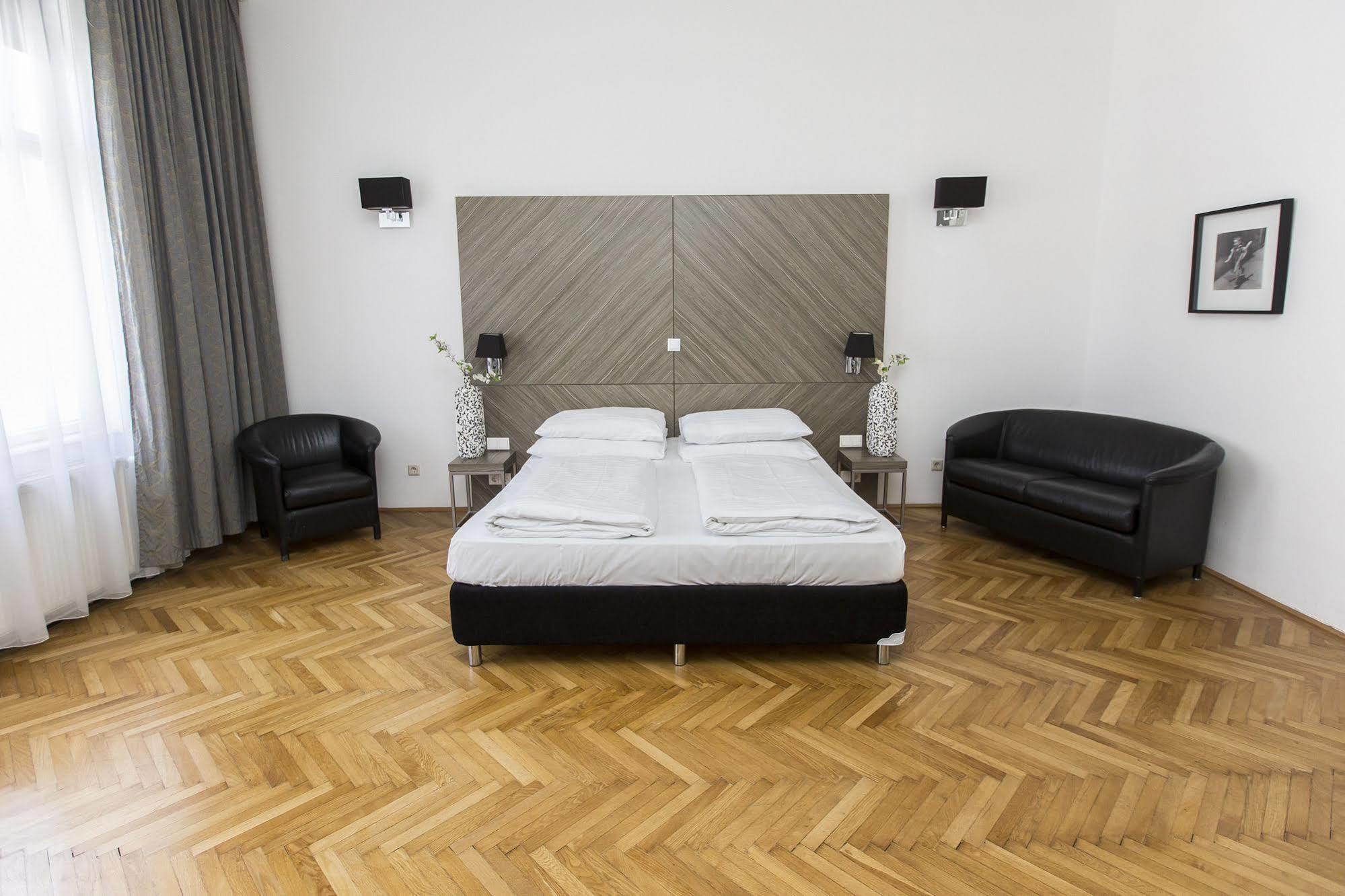 Carlton Opera Aparthotel 3*