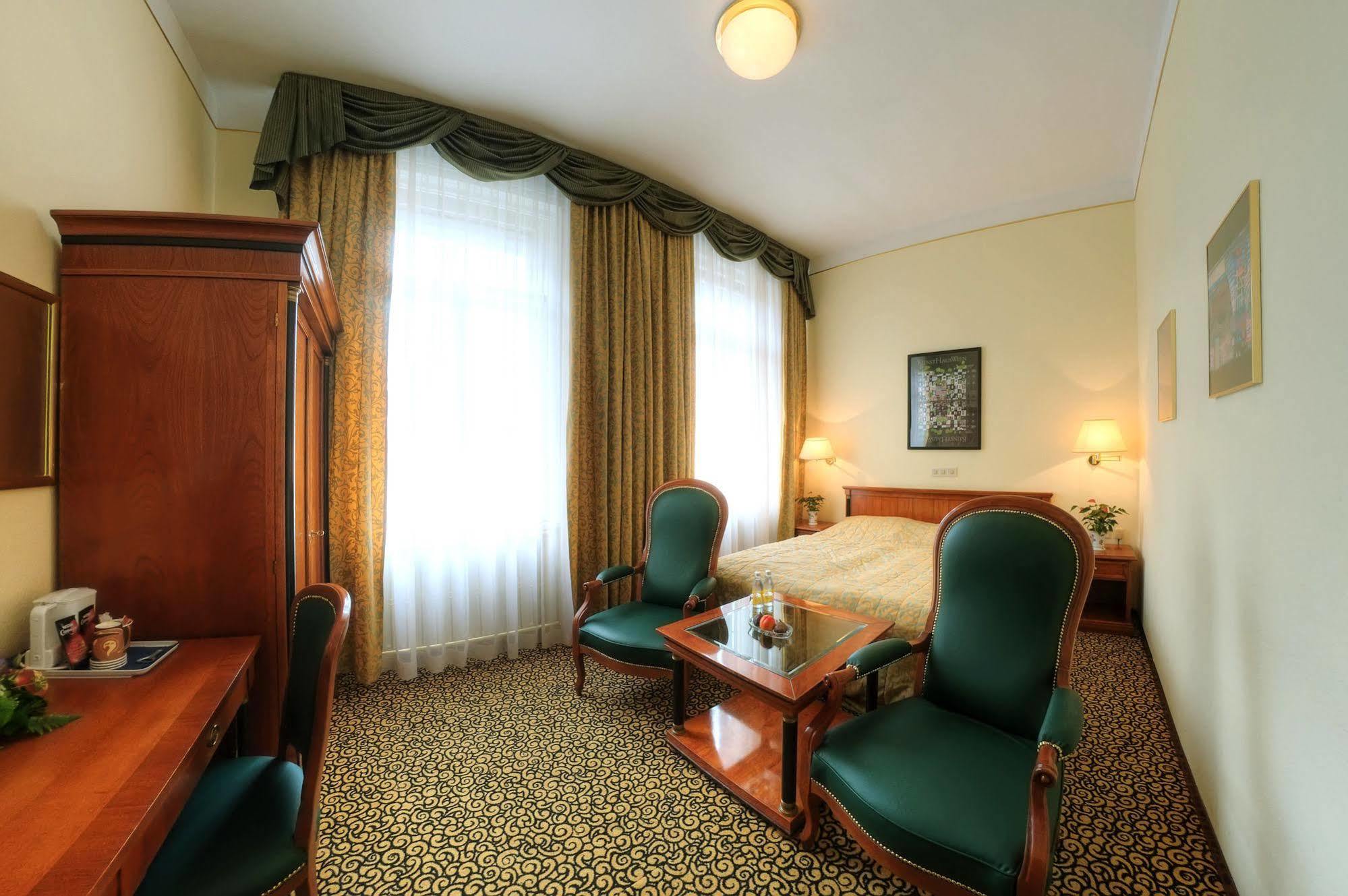 Carlton Opera 3*