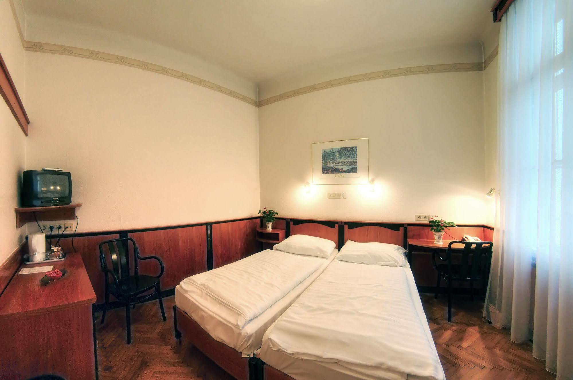 Carlton Opera Hotel