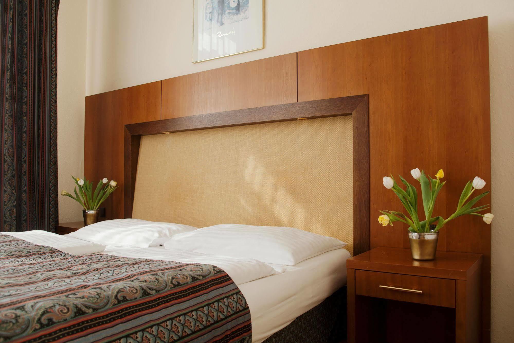 Carlton Opera Hotel