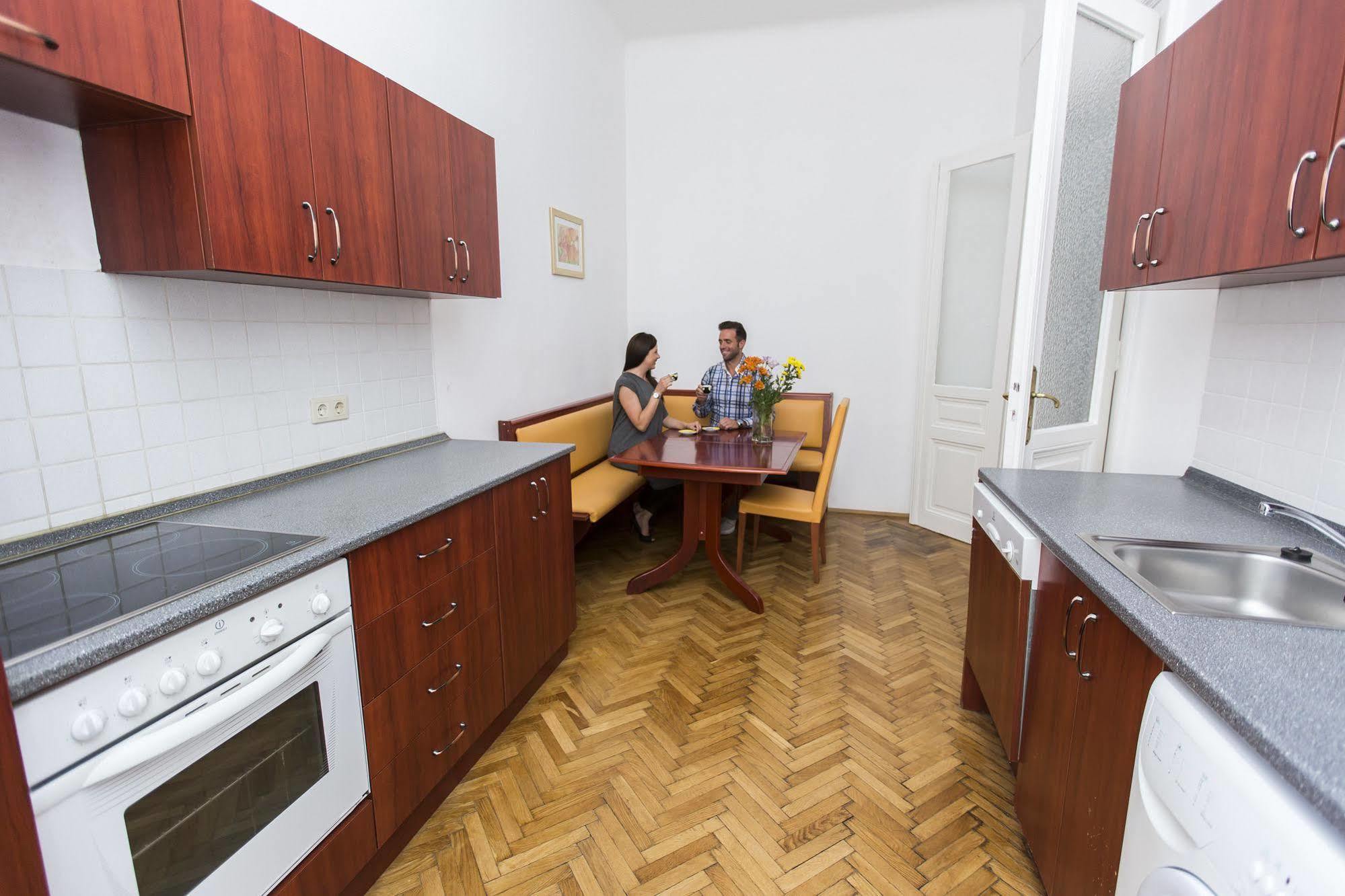 Carlton Opera Aparthotel 3*