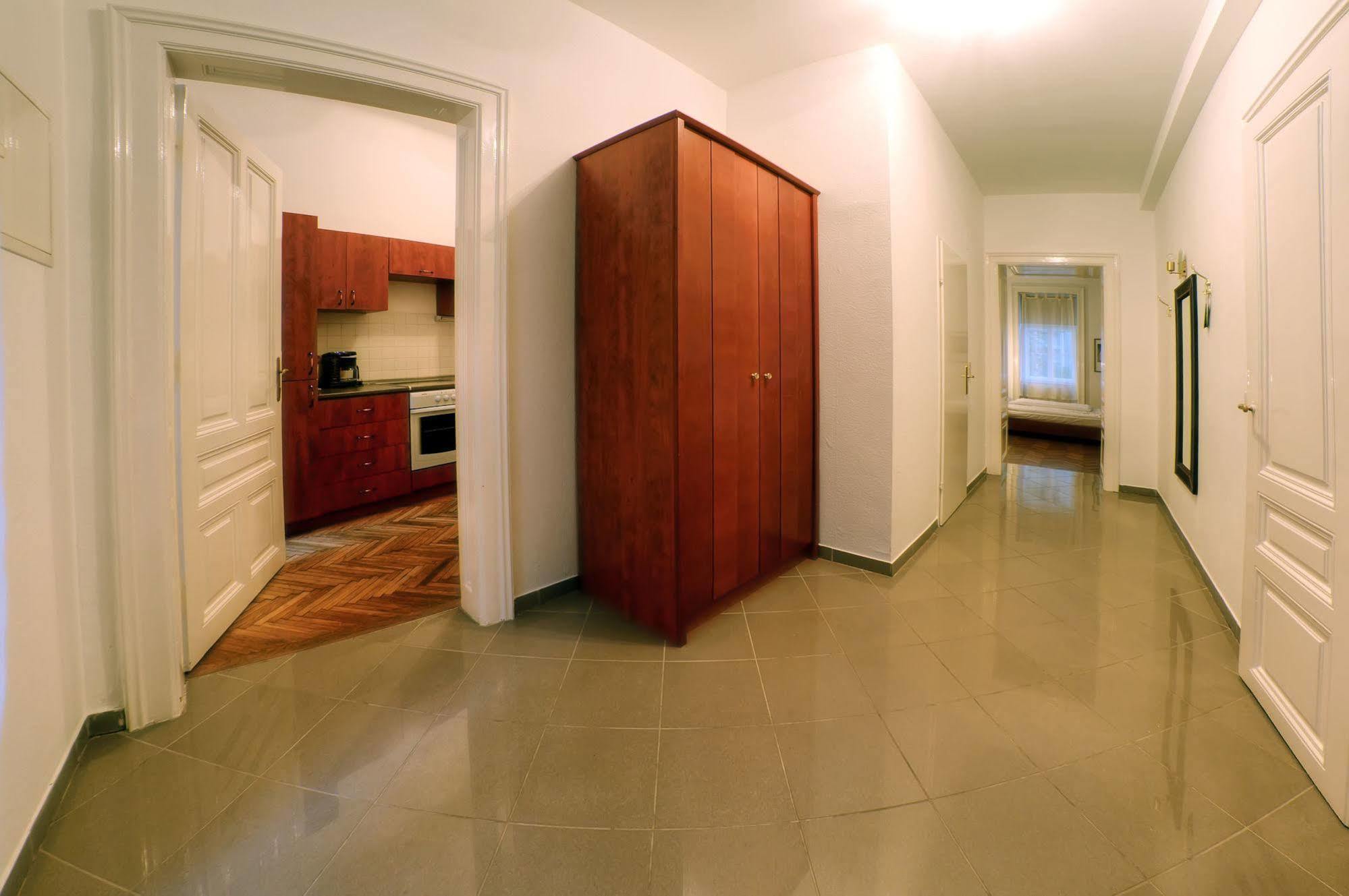 Carlton Opera Aparthotel
