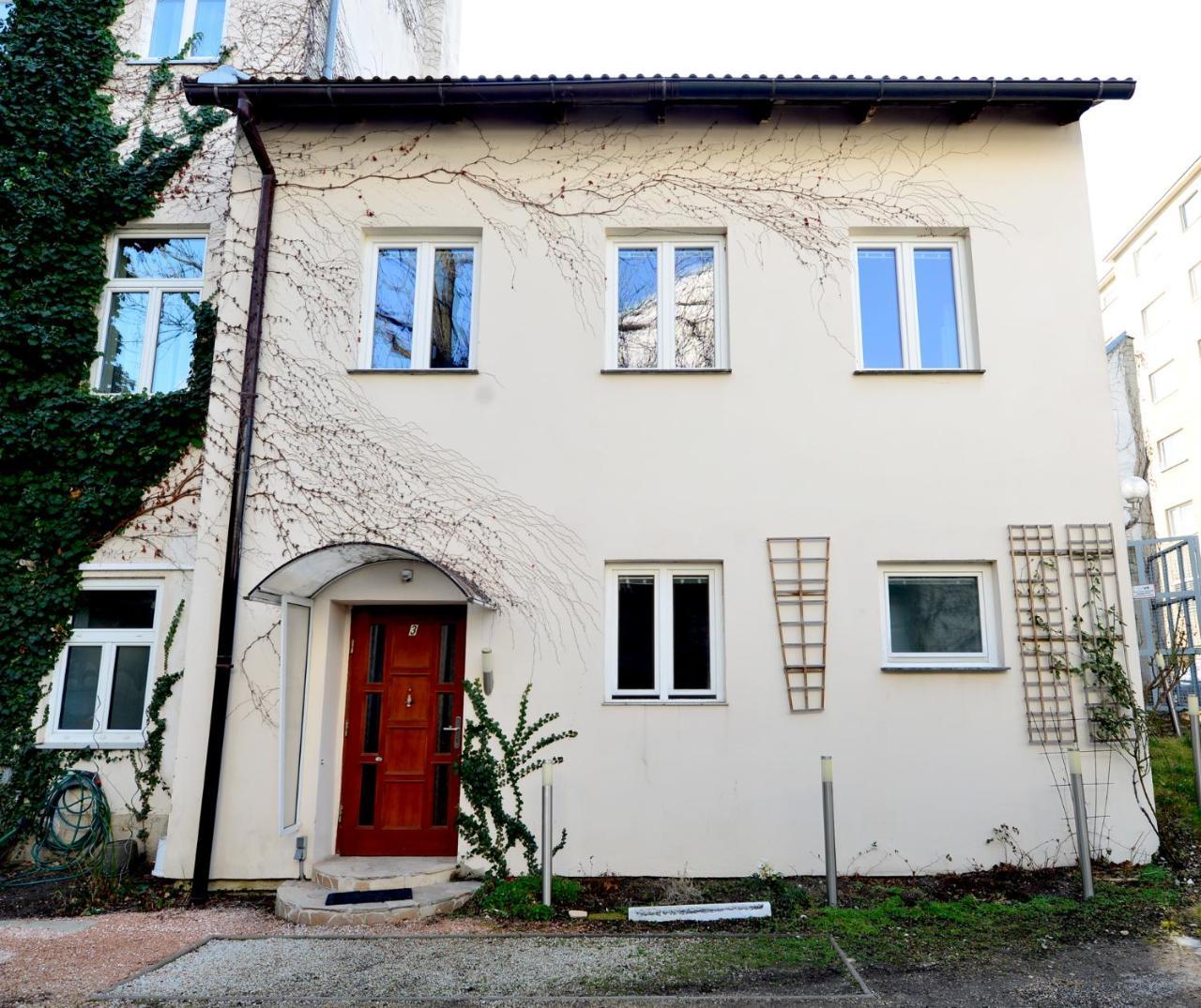 House With Courtyard & Parking Close To Stadtpark