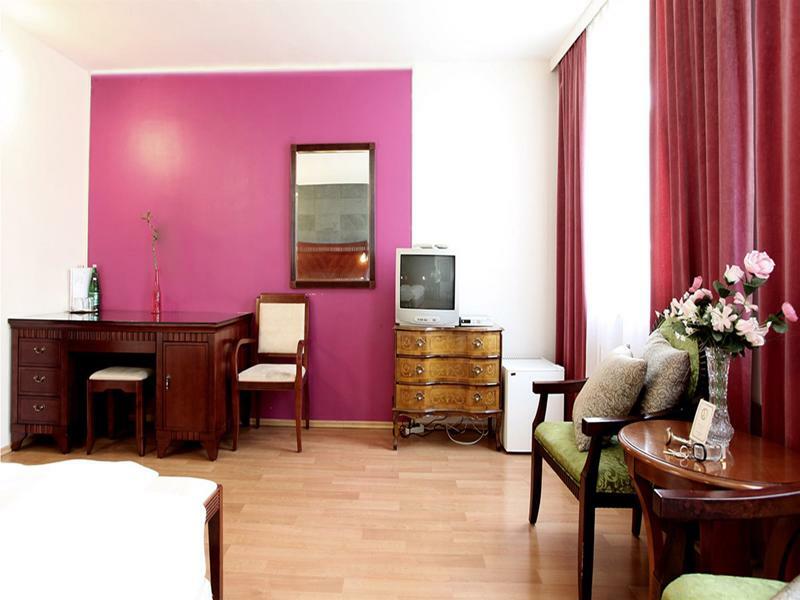 Attache L Contactless Check-in 3* Viena
