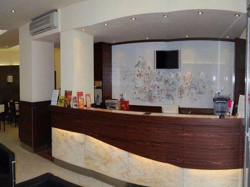 Attache L Contactless Check-in Hotel