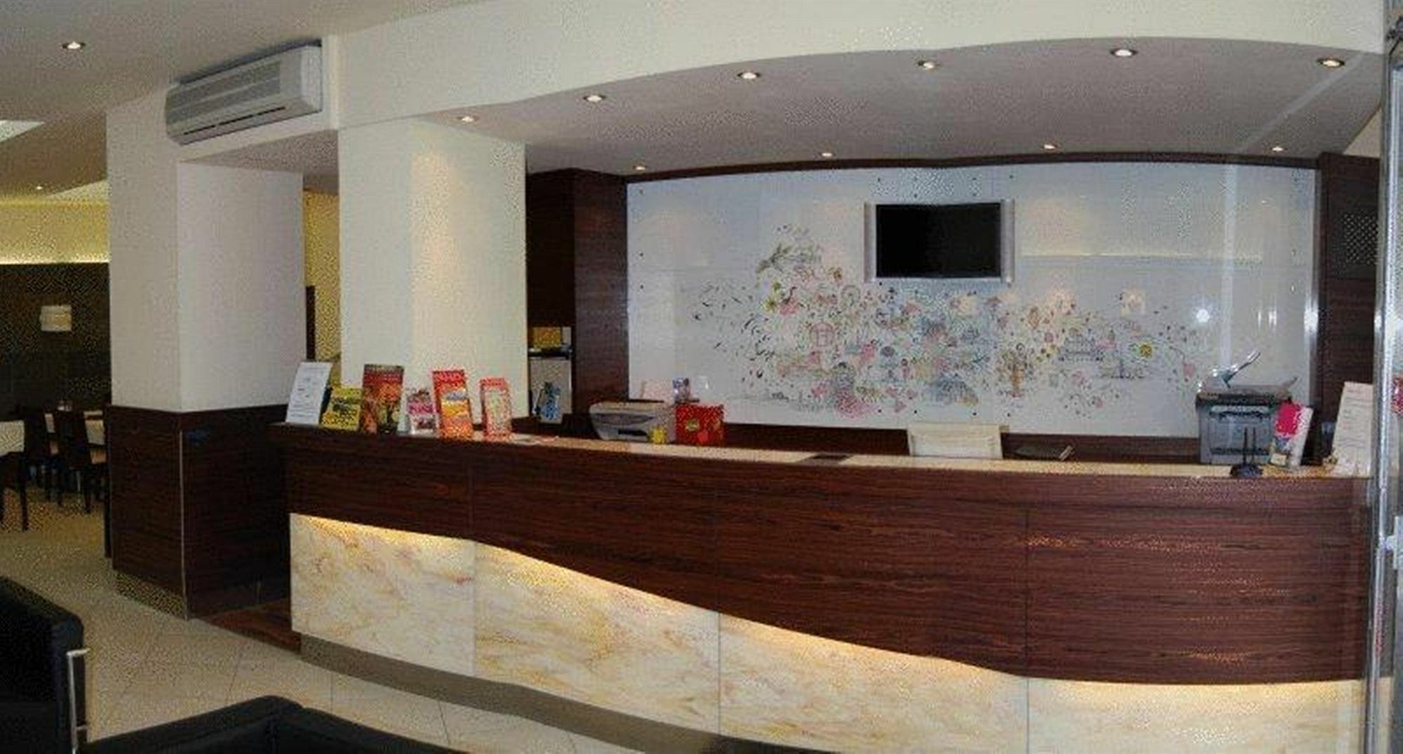 Attache L Contactless Check-in 3*
