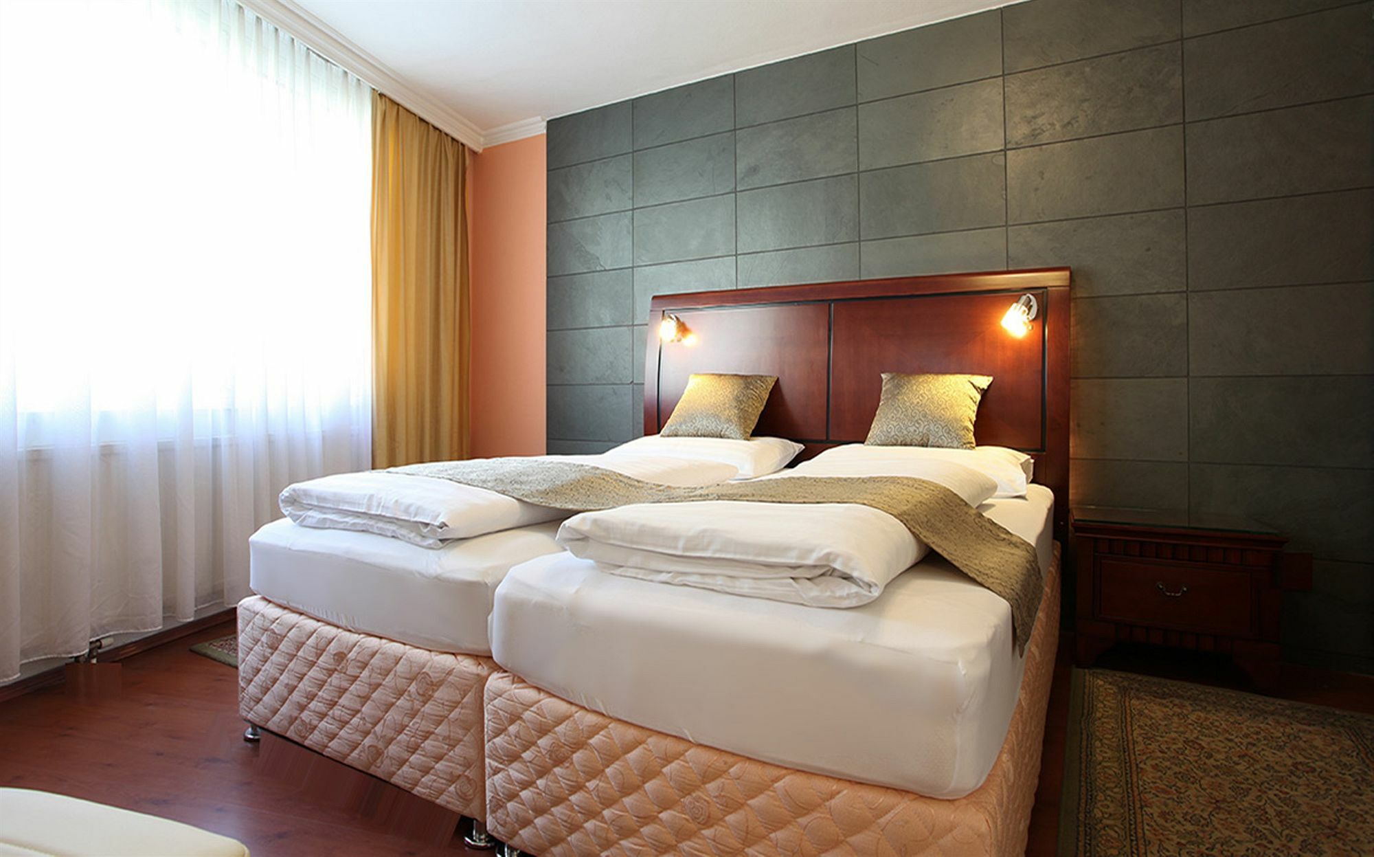 Attache L Contactless Check-in Hotel Viena