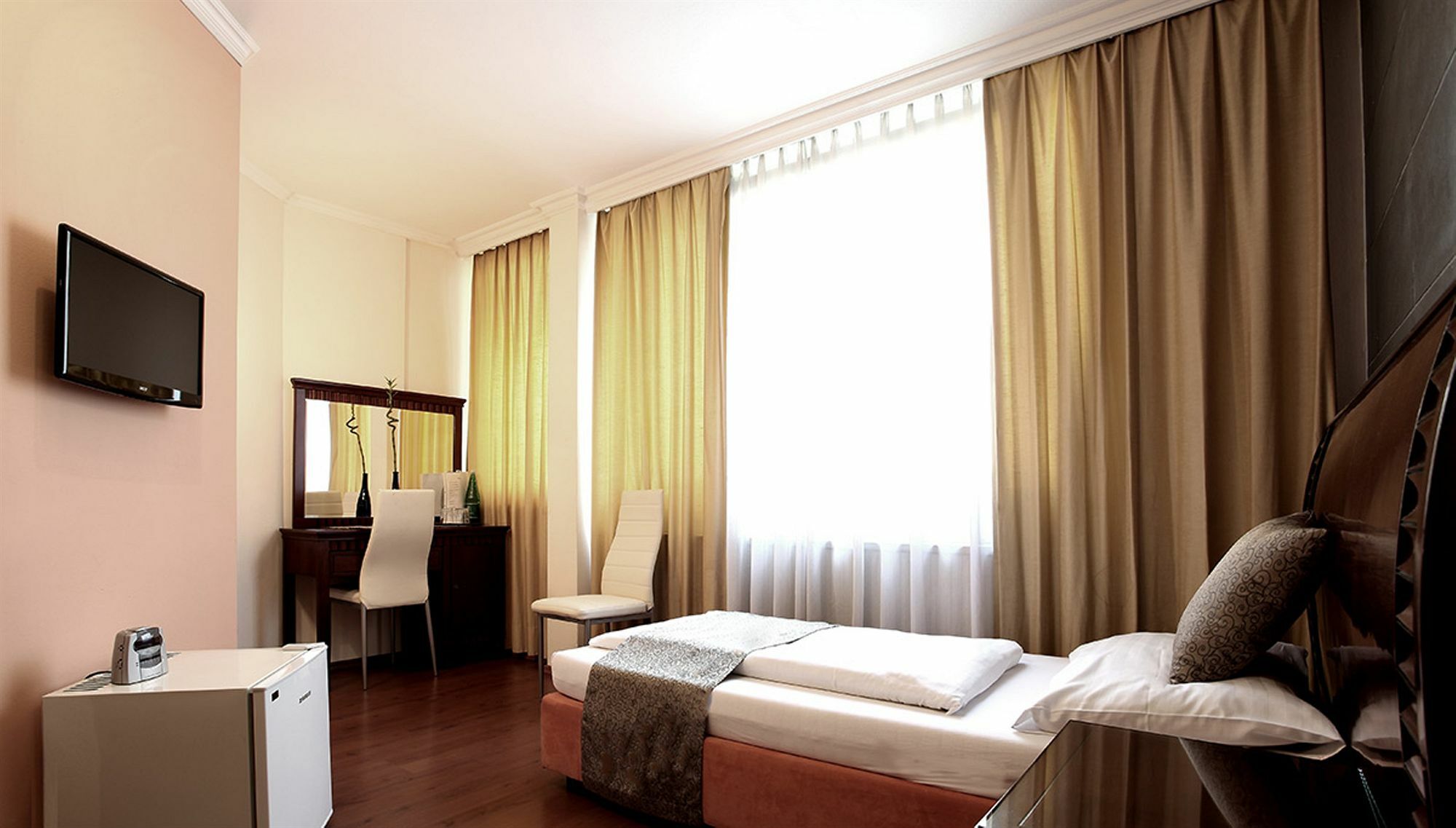 Attache L Contactless Check-in 3* Viena