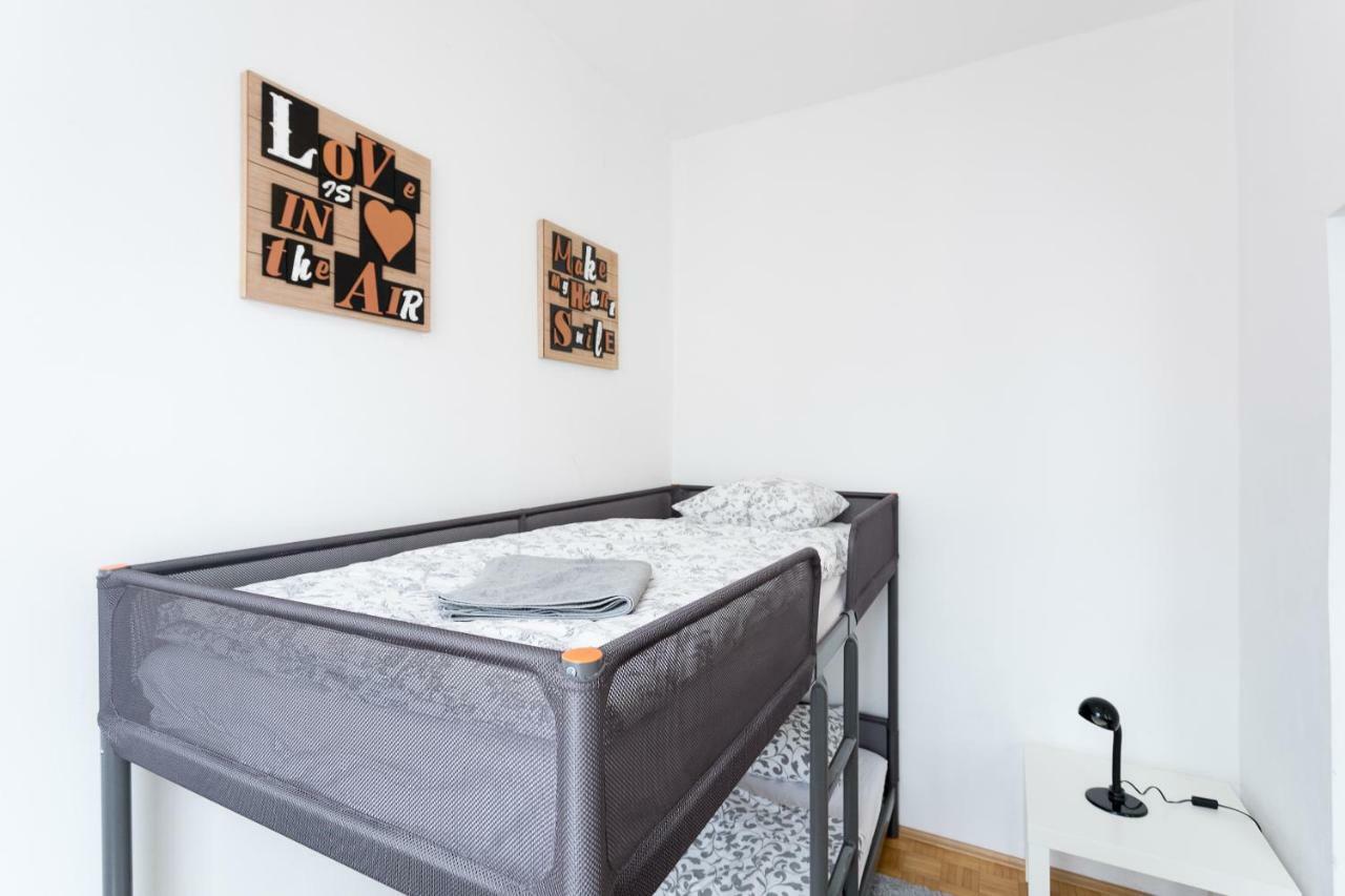 Lovely Two Level For Families Apartment *