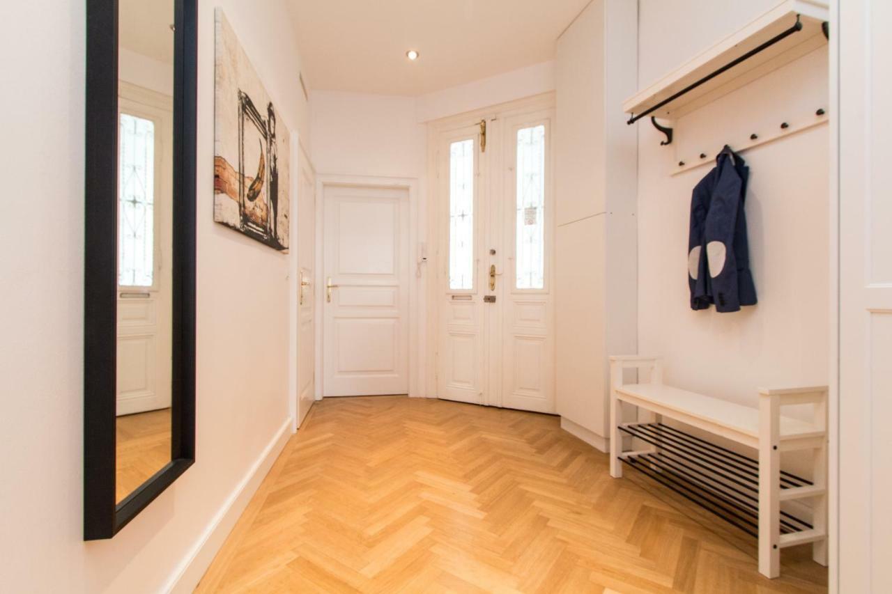 Design I Contactless Check-in Viena