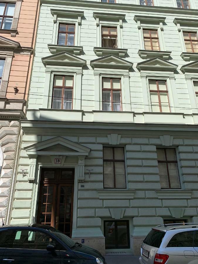 Exclusive Attic Flat With Balcony Close Karlsplatz Apartment *