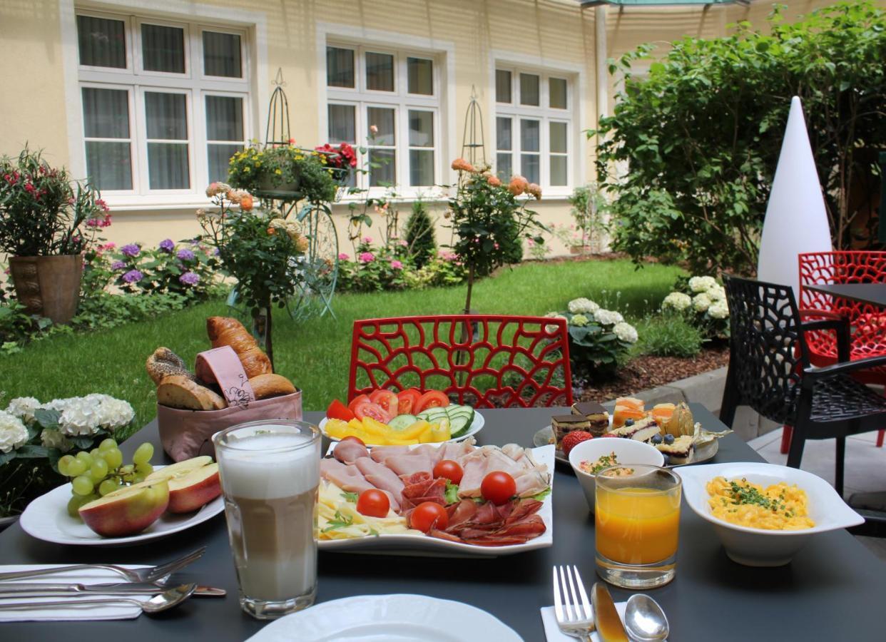 Josefshof Am Rathaus Hotel 4*