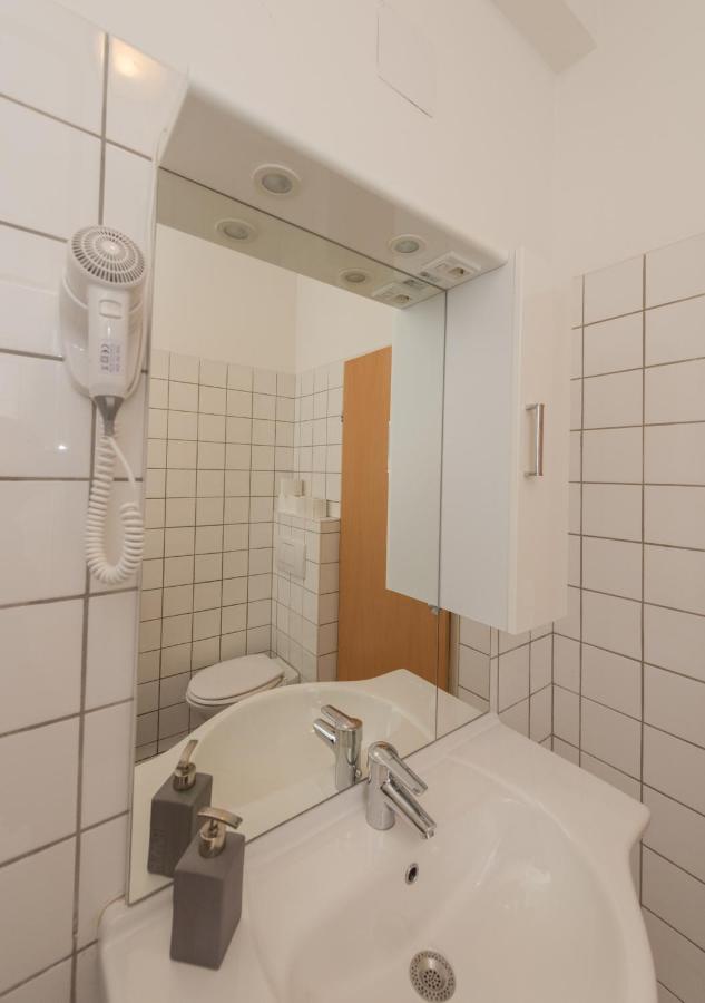 Metro Apartments Vienna Hostel *