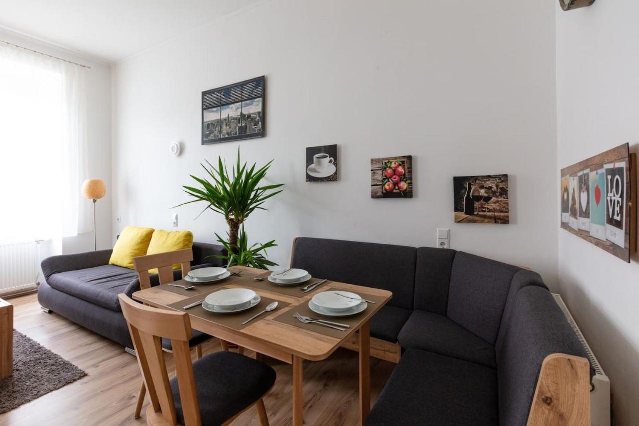 Sunny Renovated Close To Downtown *