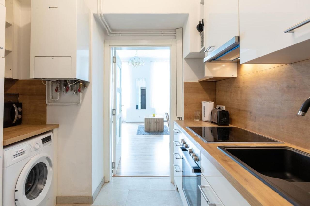 Sunny Renovated Close To Downtown Vienna
