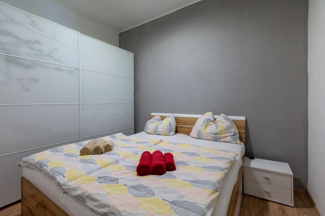Sunny Renovated Close To Downtown *