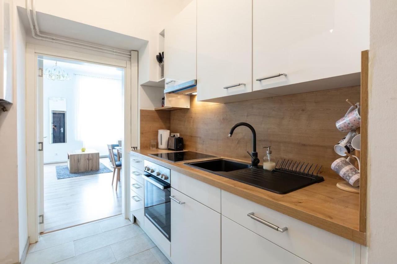 Sunny Renovated Close To Downtown Apartment *
