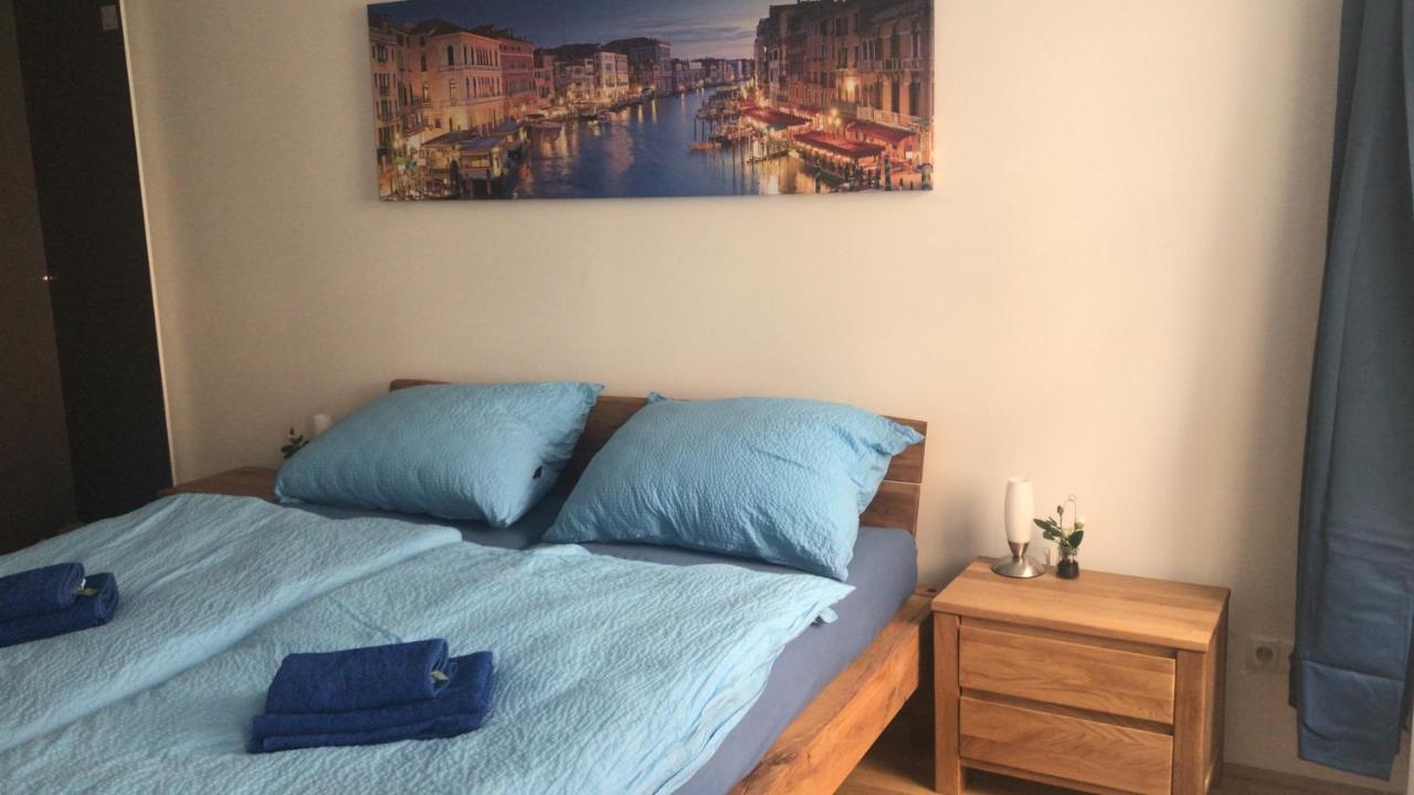 One Private In Luxury With Shared Kitchen And Shared Bathroom Apartment *