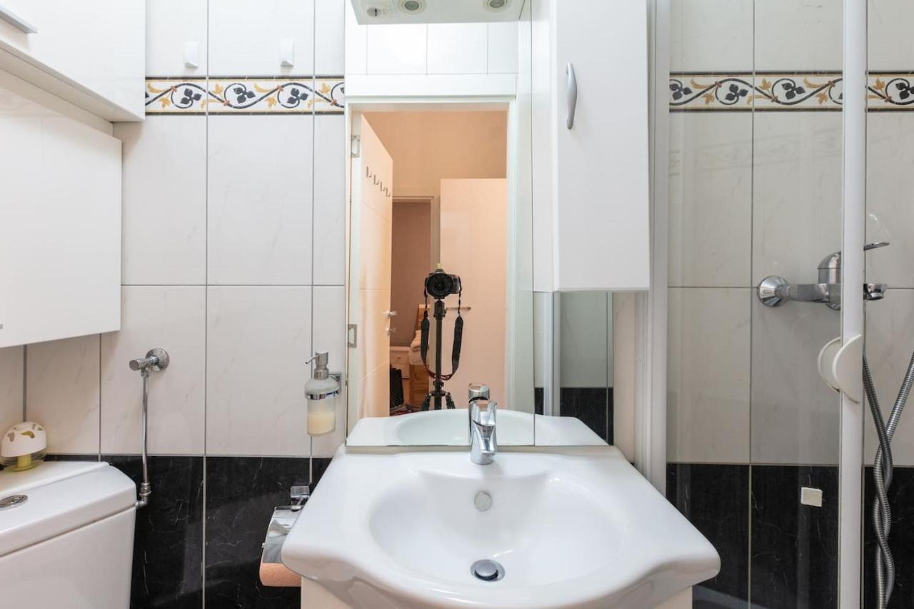 Sunny Renovated Close To Downtown