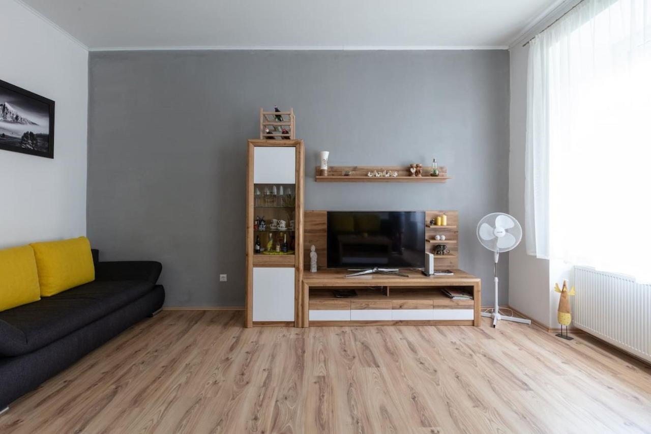 Sunny Renovated Close To Downtown Apartment *