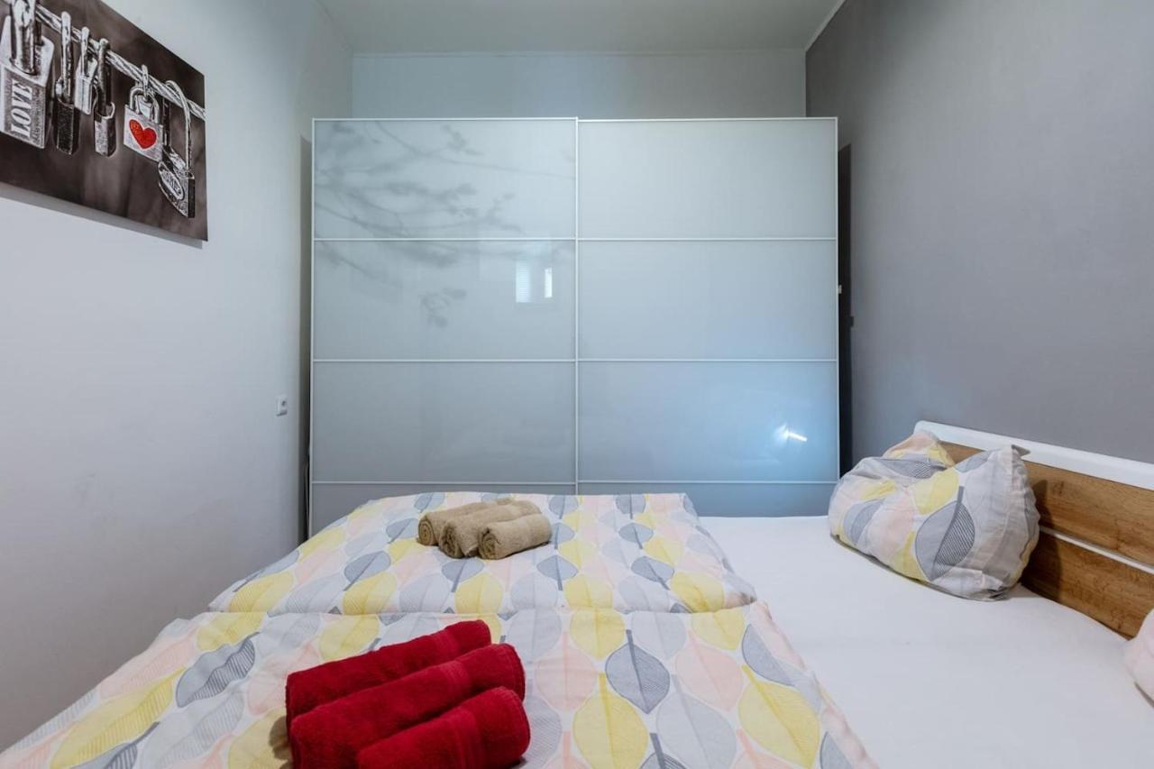 Sunny Renovated Close To Downtown