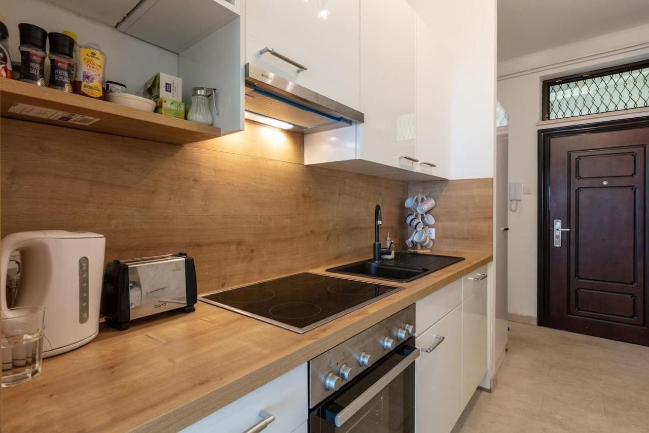 Sunny Renovated Close To Downtown