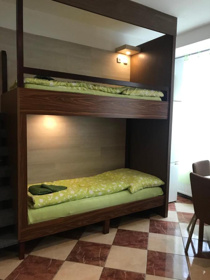 Viktoria Hostel *