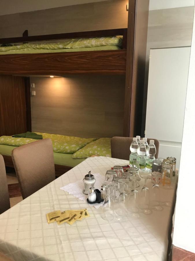 Viktoria Hostel *