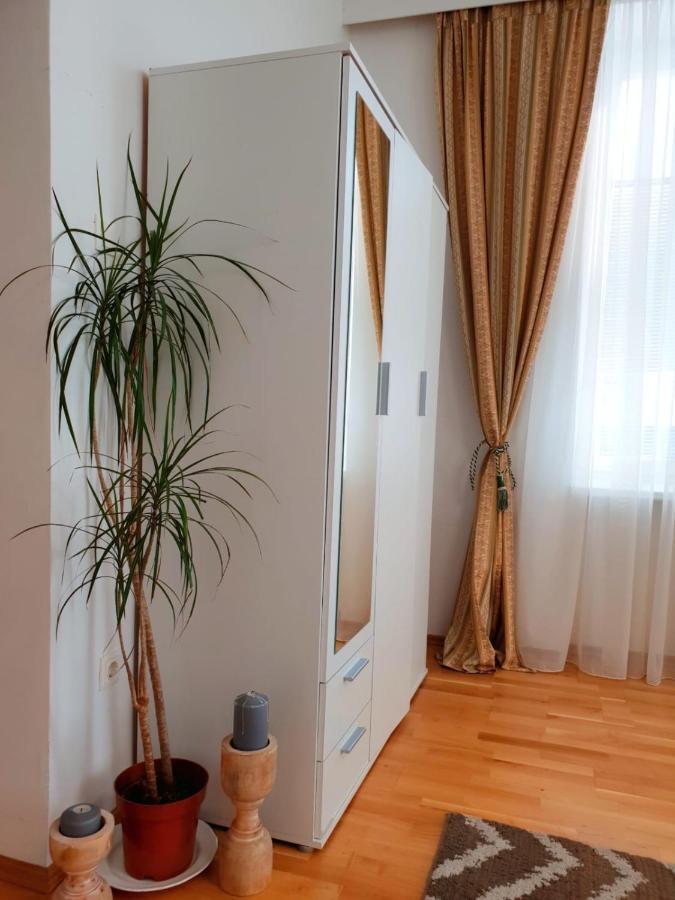Corner 1020 Apartment